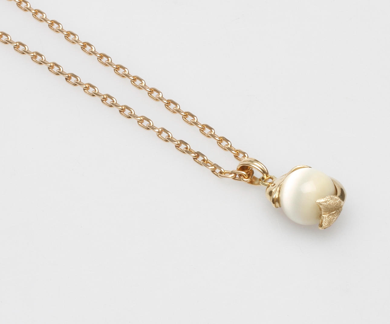 HALSKEDJA samt HÄNGE, 18k guld, total vikt ca 19,8 gr.