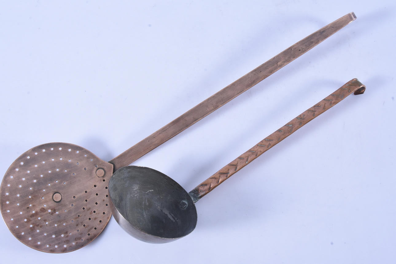 LAUNDRY AND SIEVE, copper, 19th century.