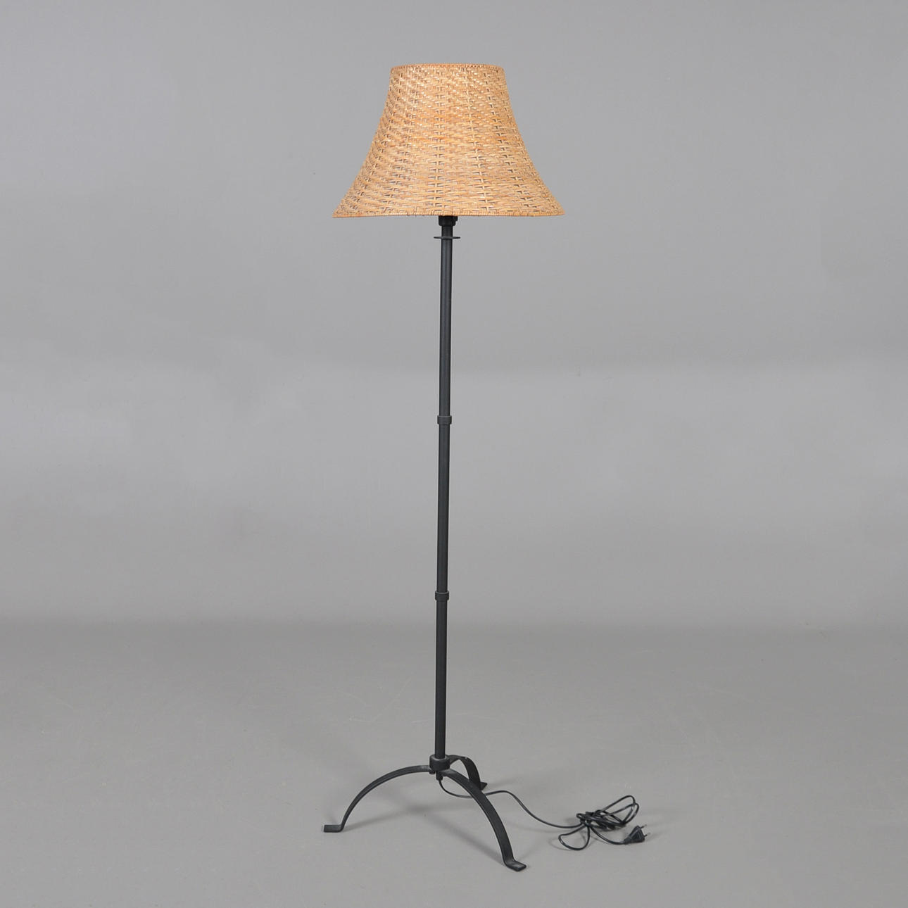 LÁMPARA DE PIE IKEA.