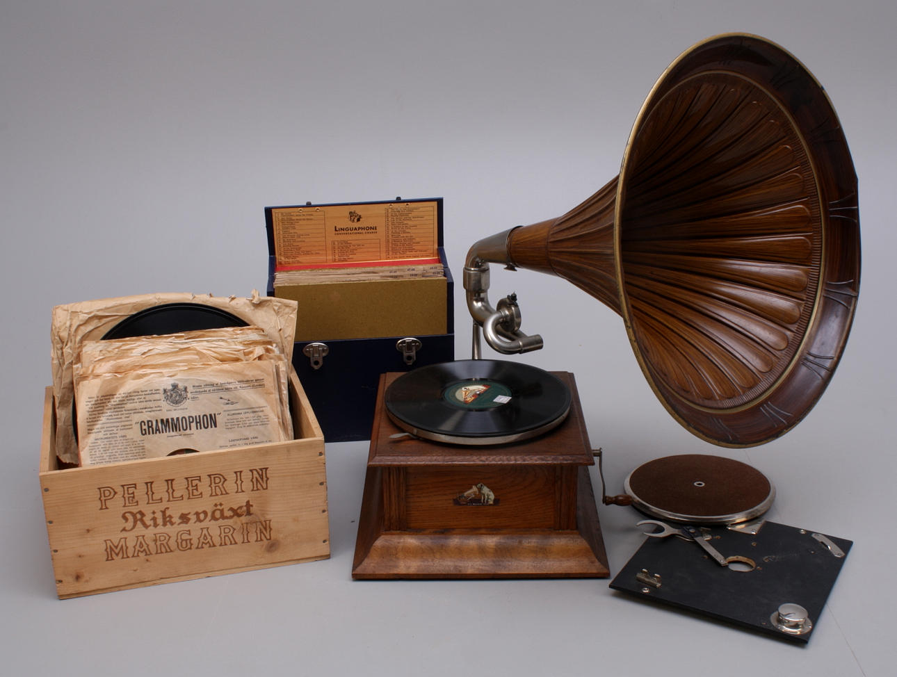 TRATTGRAMMOFON, His Masters Voice, 1900-tal + STENKAKOR.