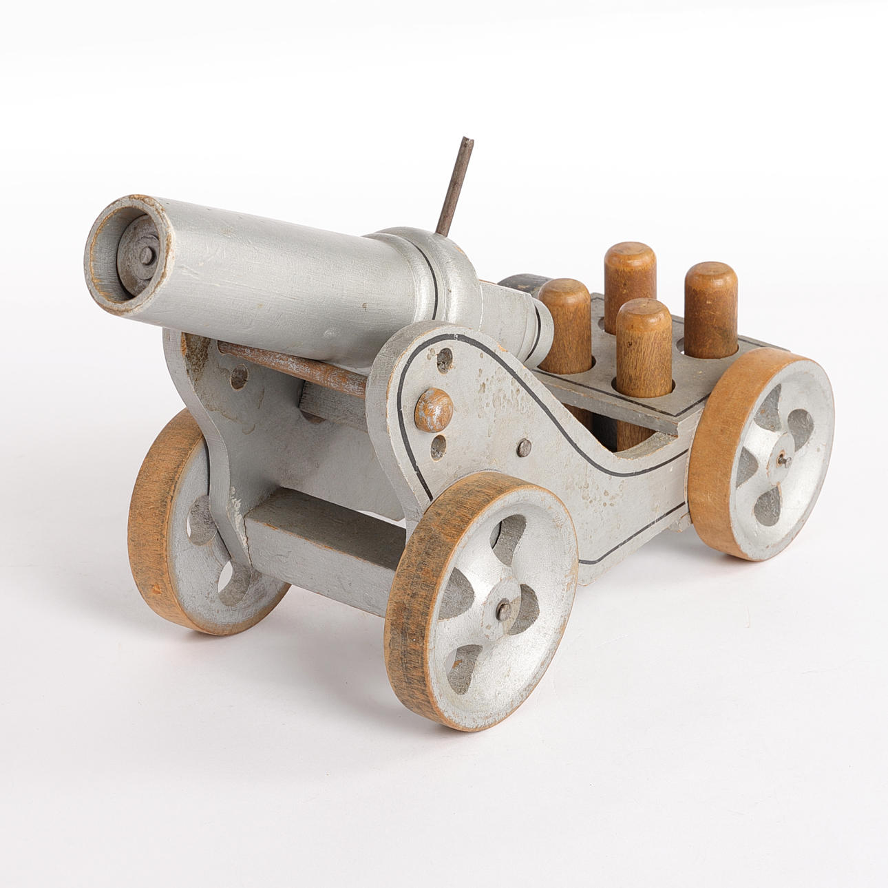 LEKSAKSKANON, i trä, 1900-talets början.