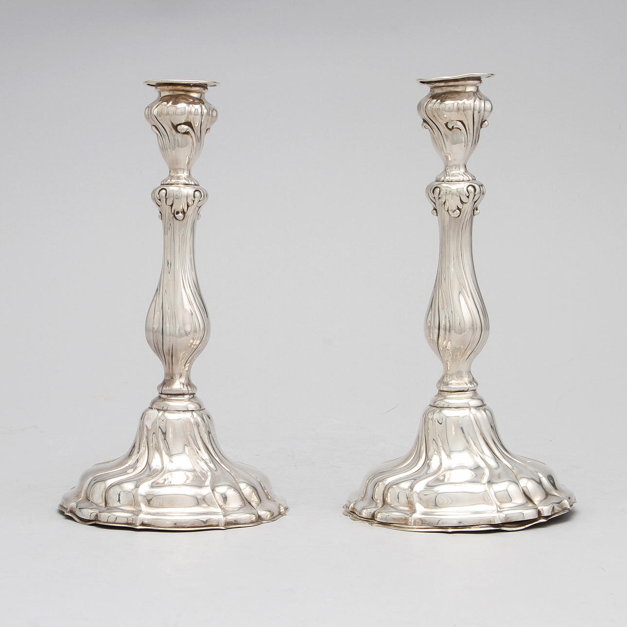 LJUSSTAKAR, 1 par silver, rokokostil, 1943.