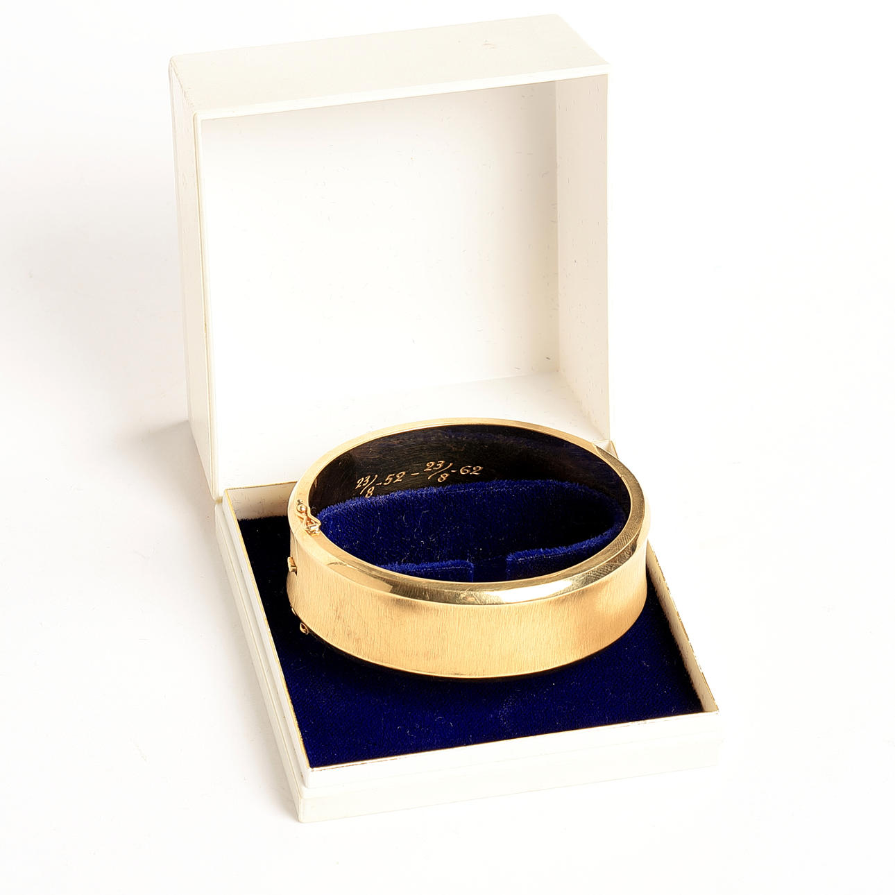 ARMRING, 18 k guld, delvis matterat.