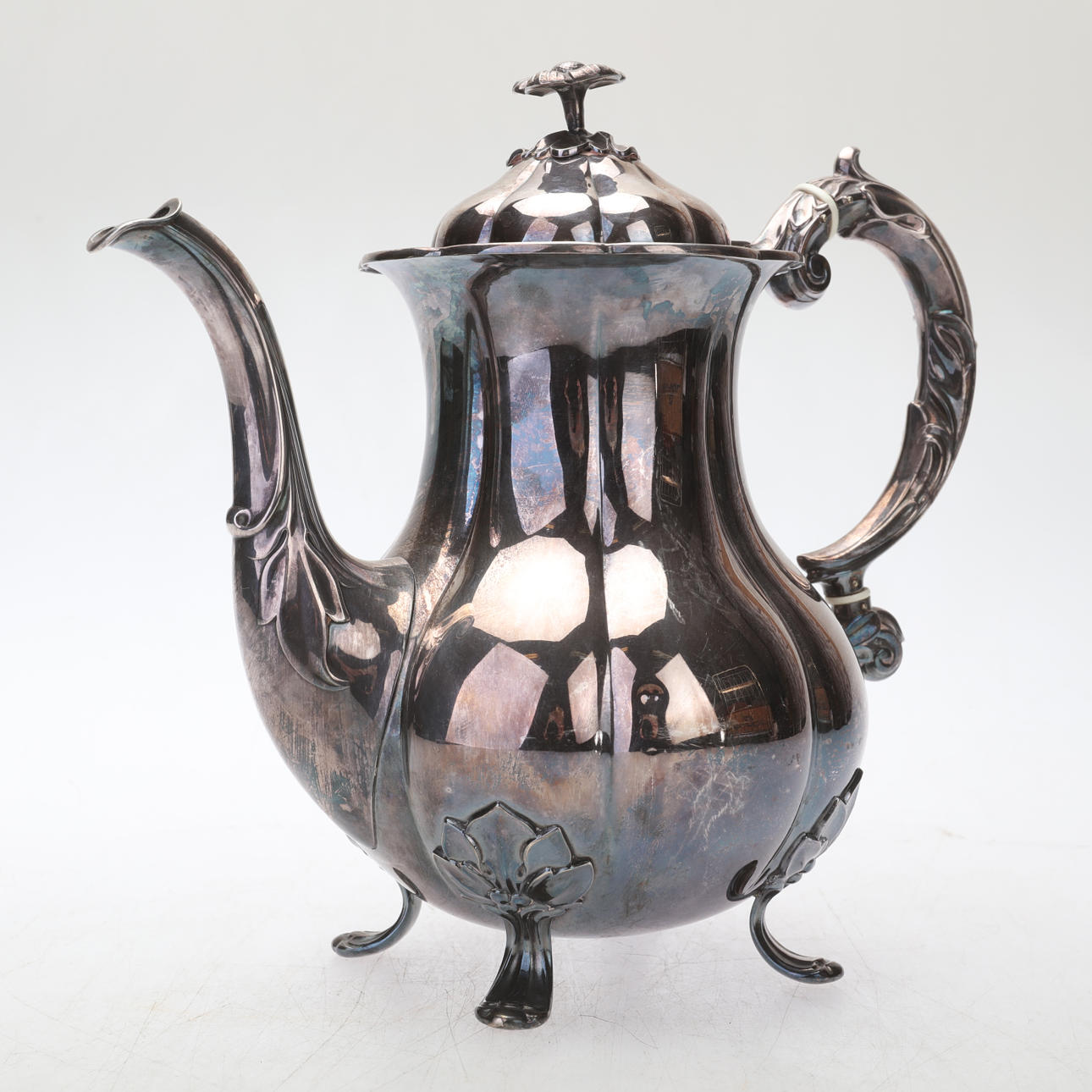 CAFETERA/TETERA EN PLATA, estilo rococó.