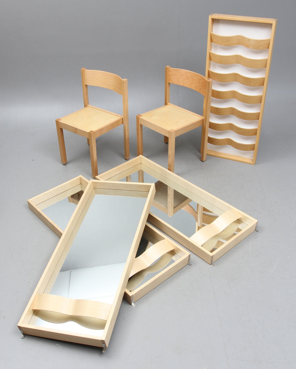 SPEGLAR 3 st, TIDNINGSHYLLA "Vågspel" Sandin & Bülow Materia samt STOLAR 2 st Miljöexpo. 1900/2000-tal.