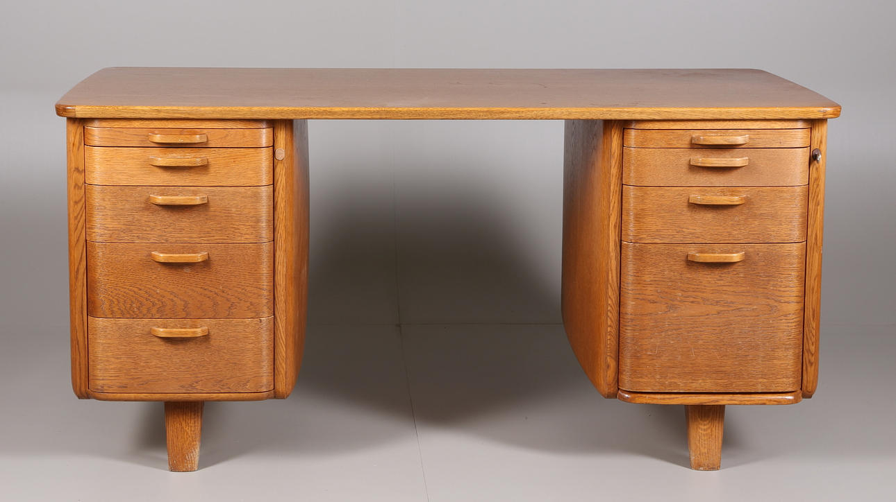 SKRIVBORD i betsad ek, ettikettmärkt Åtvidabergs, Made in Sweden, 1900-talets mitt.