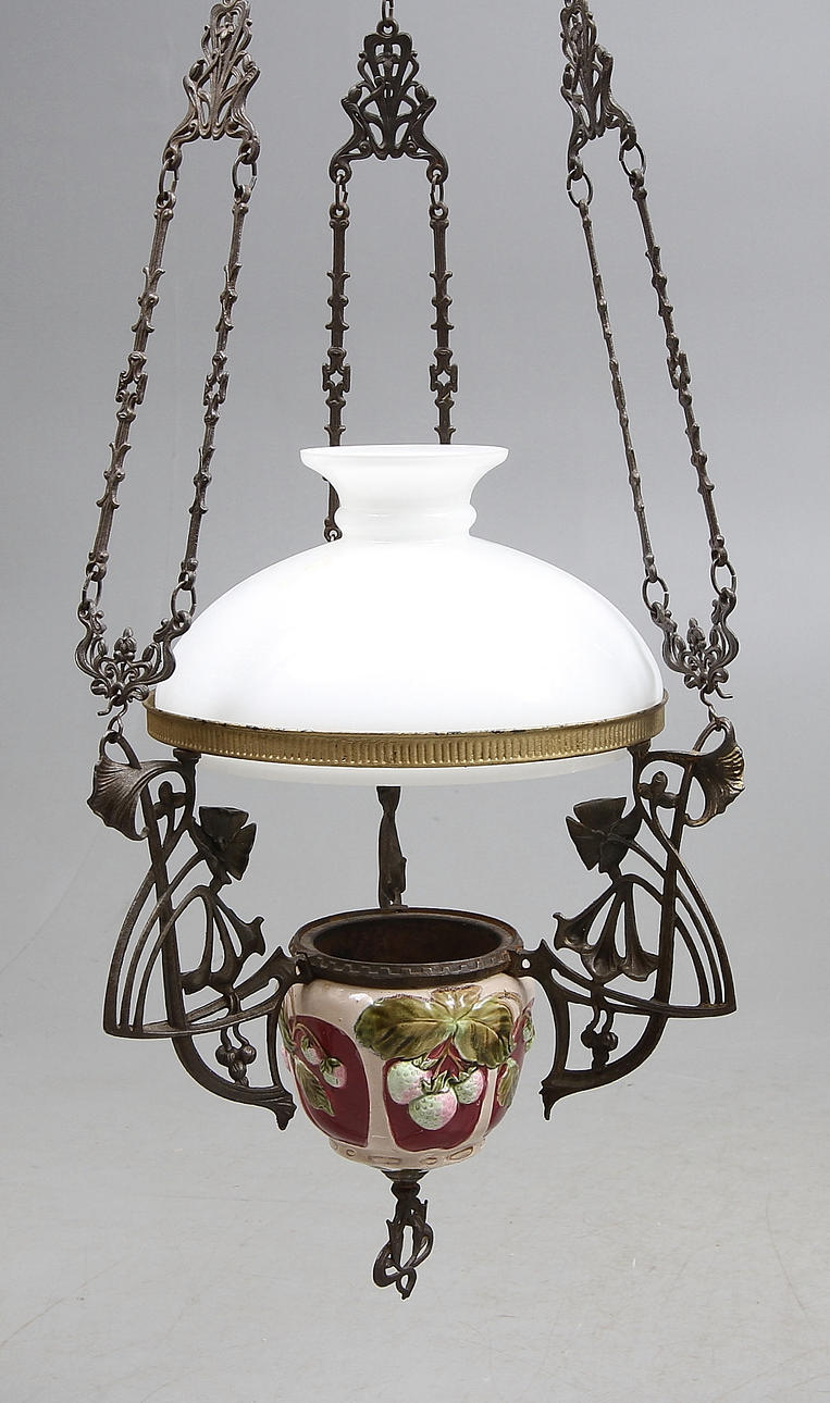 MAJOLIKALAMPA, jugend, 1900-talets första hälft.