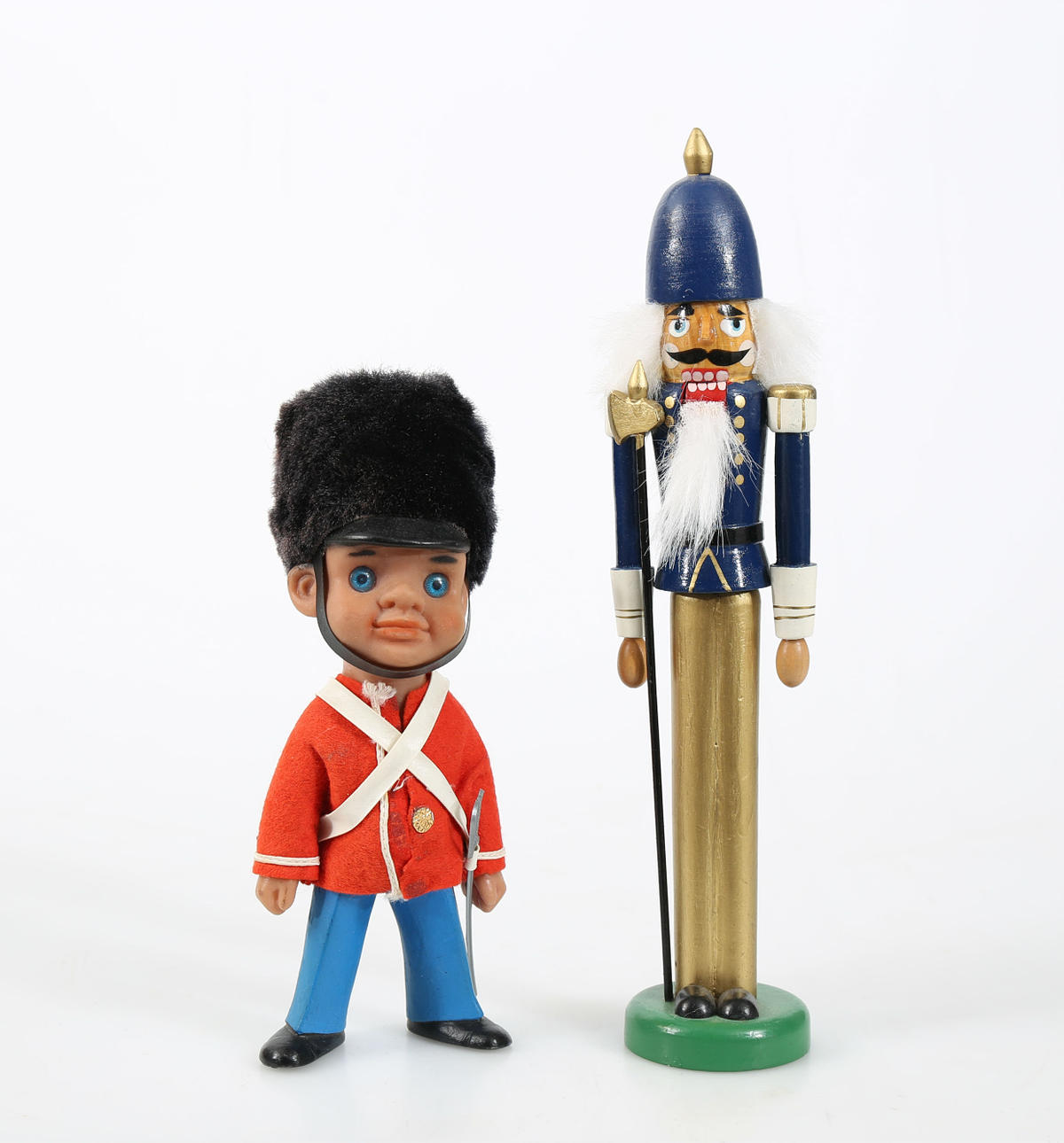 NÖTKNÄCKARE OCH DOCKA, trä och plast, 2 delar, Danmark.