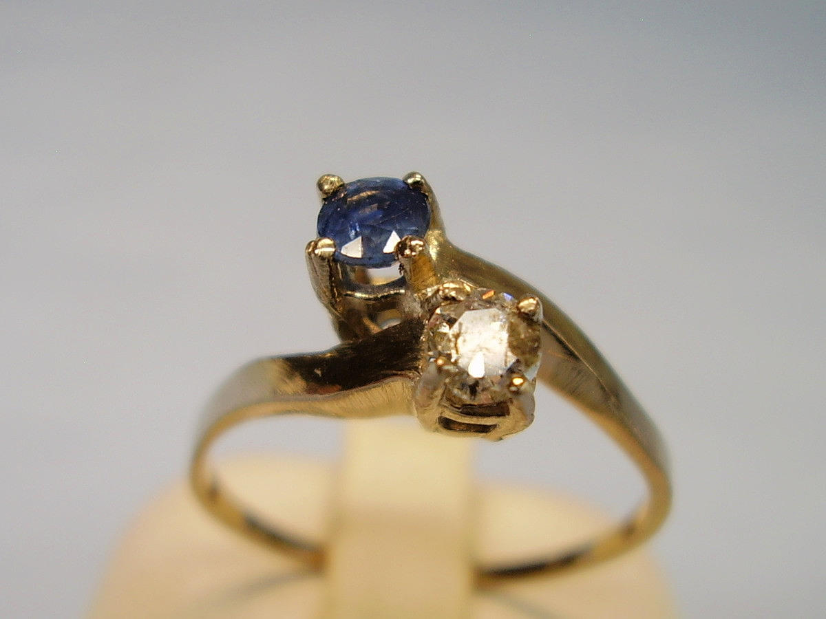 SAFIR - DIAMANTRING 14 KARAT VITGULD.