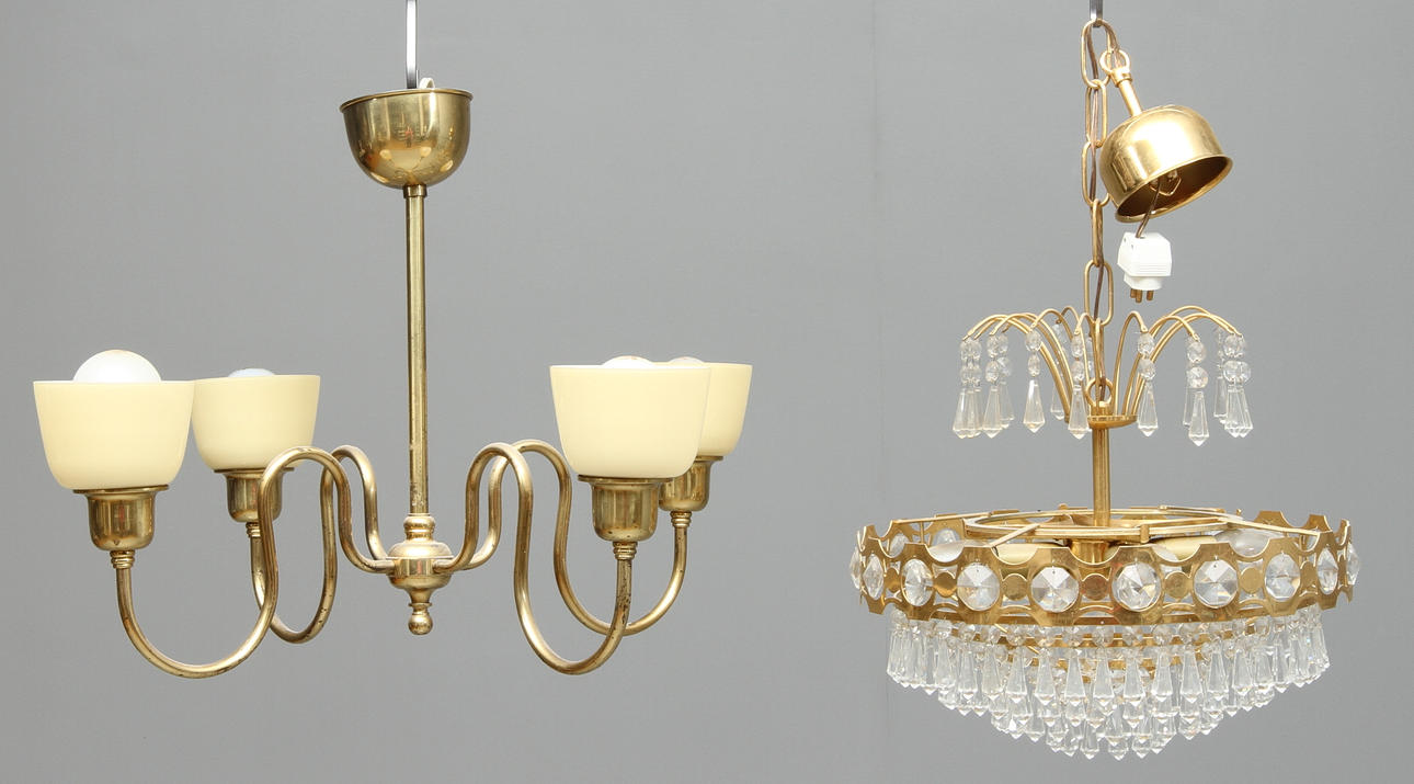 LJUSKRONA med prismor samt TAKLAMPA, metall, glas. 1900-tal.