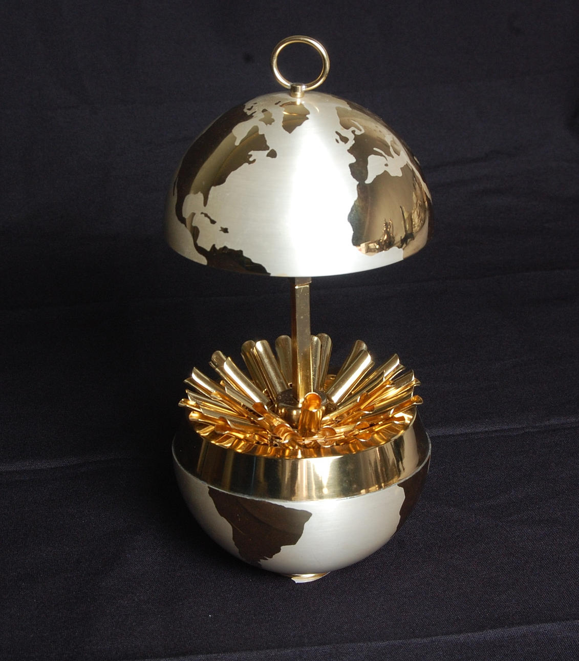 BORDSETUI, för cigaretter, i form av jordglob, 1970-tal.