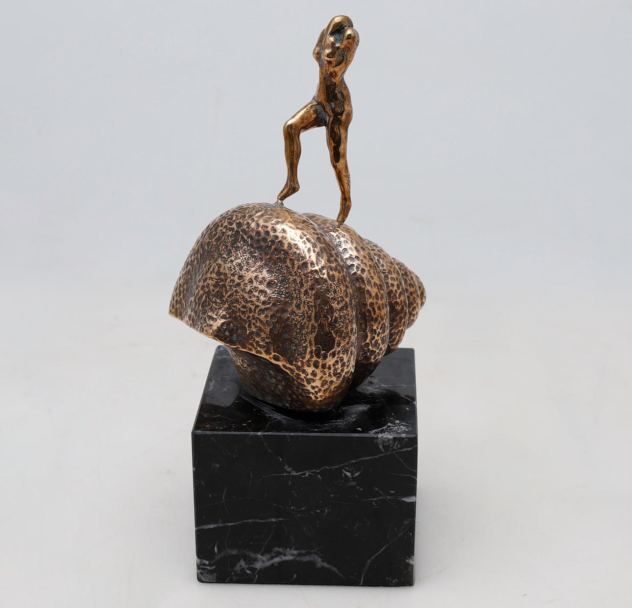 SALVADOR DALÍ. "Mujer desnuda subiendo la escalera".