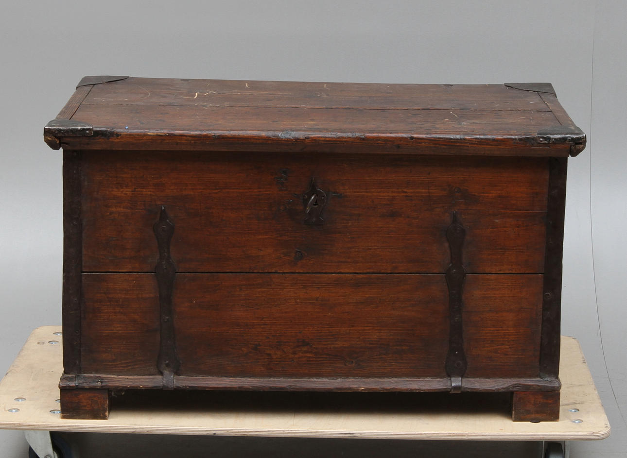 KISTA, med metallbeslag, 17/1800-tal.