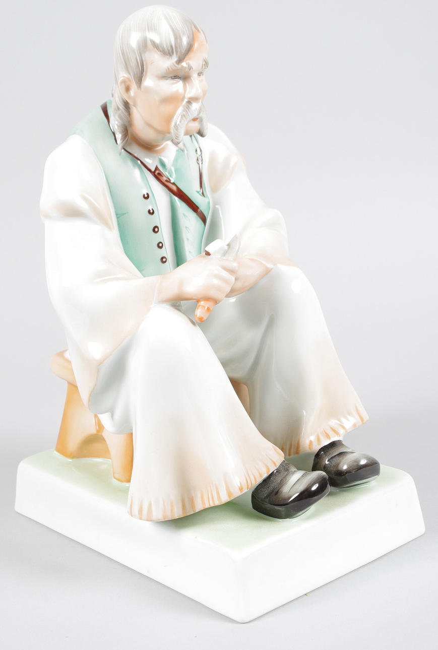 PORSLINSFIGUR, snidande man, Herend.