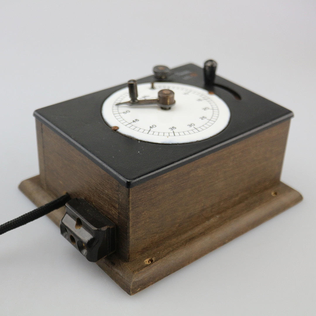 ANTIKE ELEKTRONISCHE ZEITSCHALTUHR.