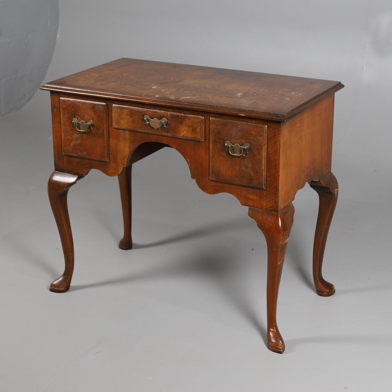 EINE REPRODUKTION WALNUSS LOWBOY.