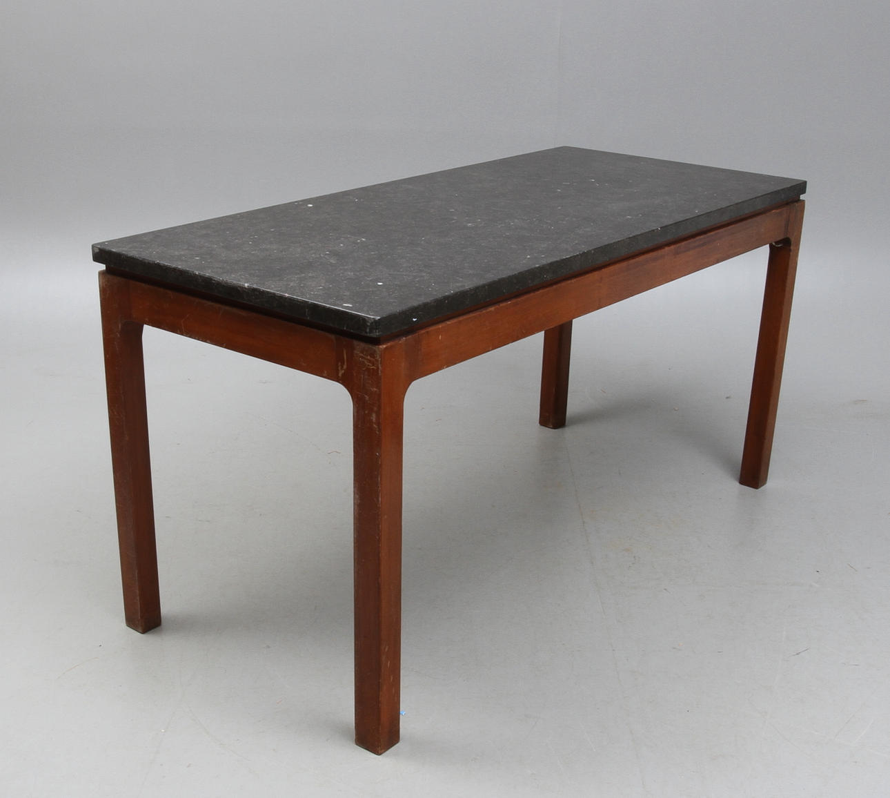 BORD, enligt uppgift specialritat av arkitekt Carl-Axel Acking, Proveniens UD i New York.