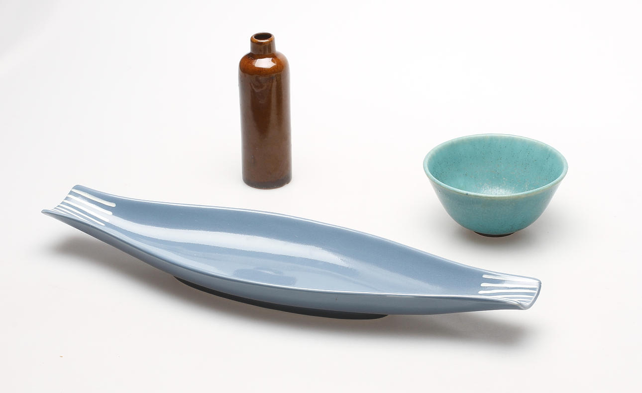 KERAMIKFÖREMÅL, 3 delar. Bla "Pyrola", Upsala-Ekeby/Gefle.