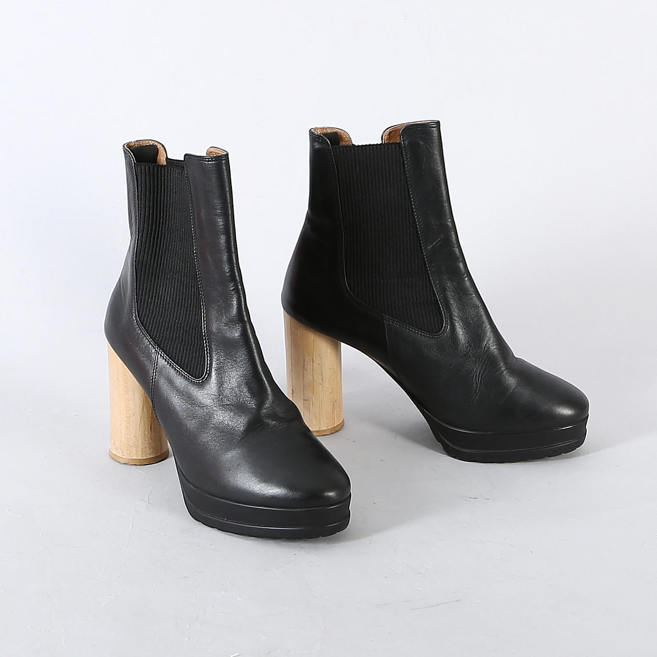 RODEBJER. Boots, läder och trä, Sverige.