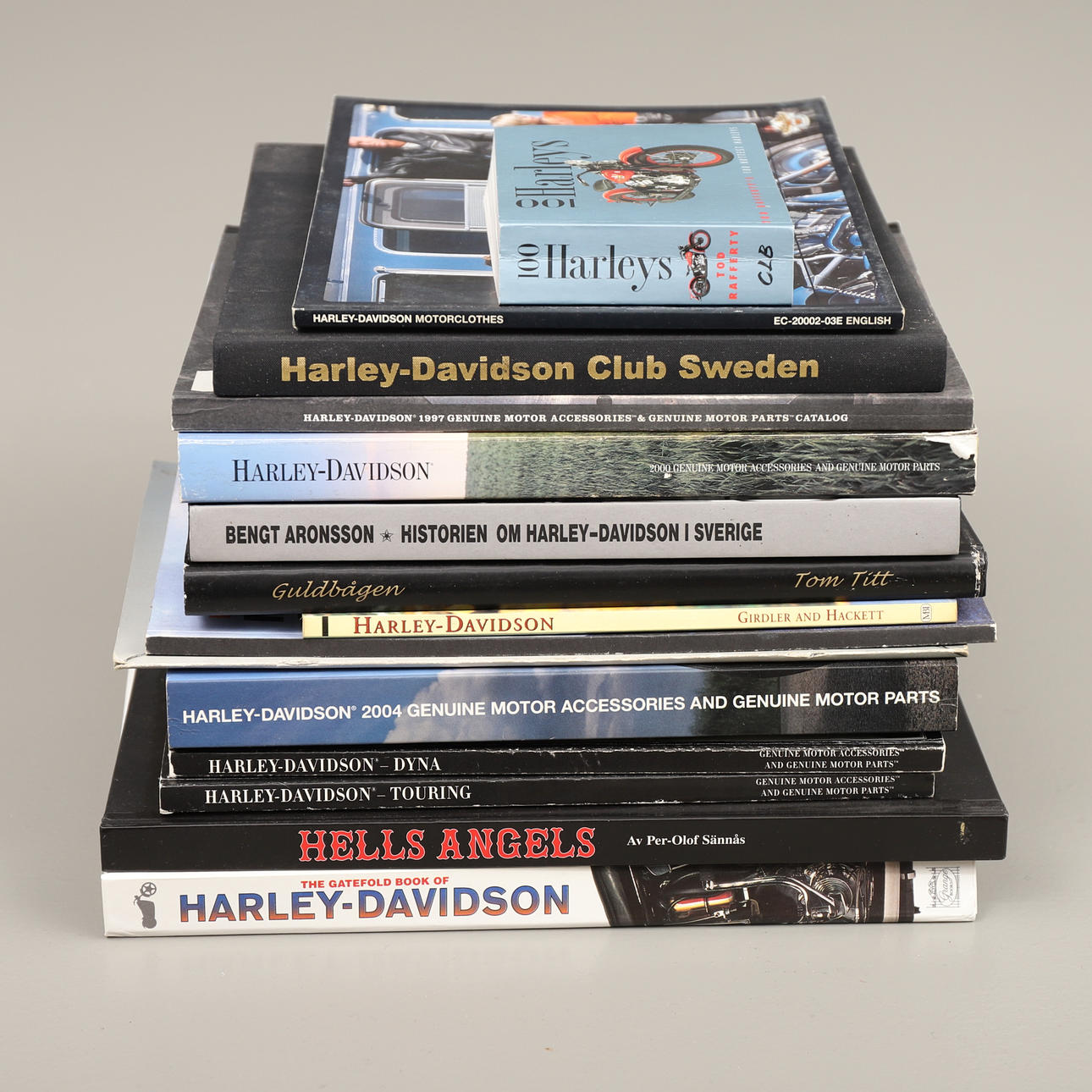 PARTI BÖCKER och KATALOGER, 15 st. Harley-Davidson.