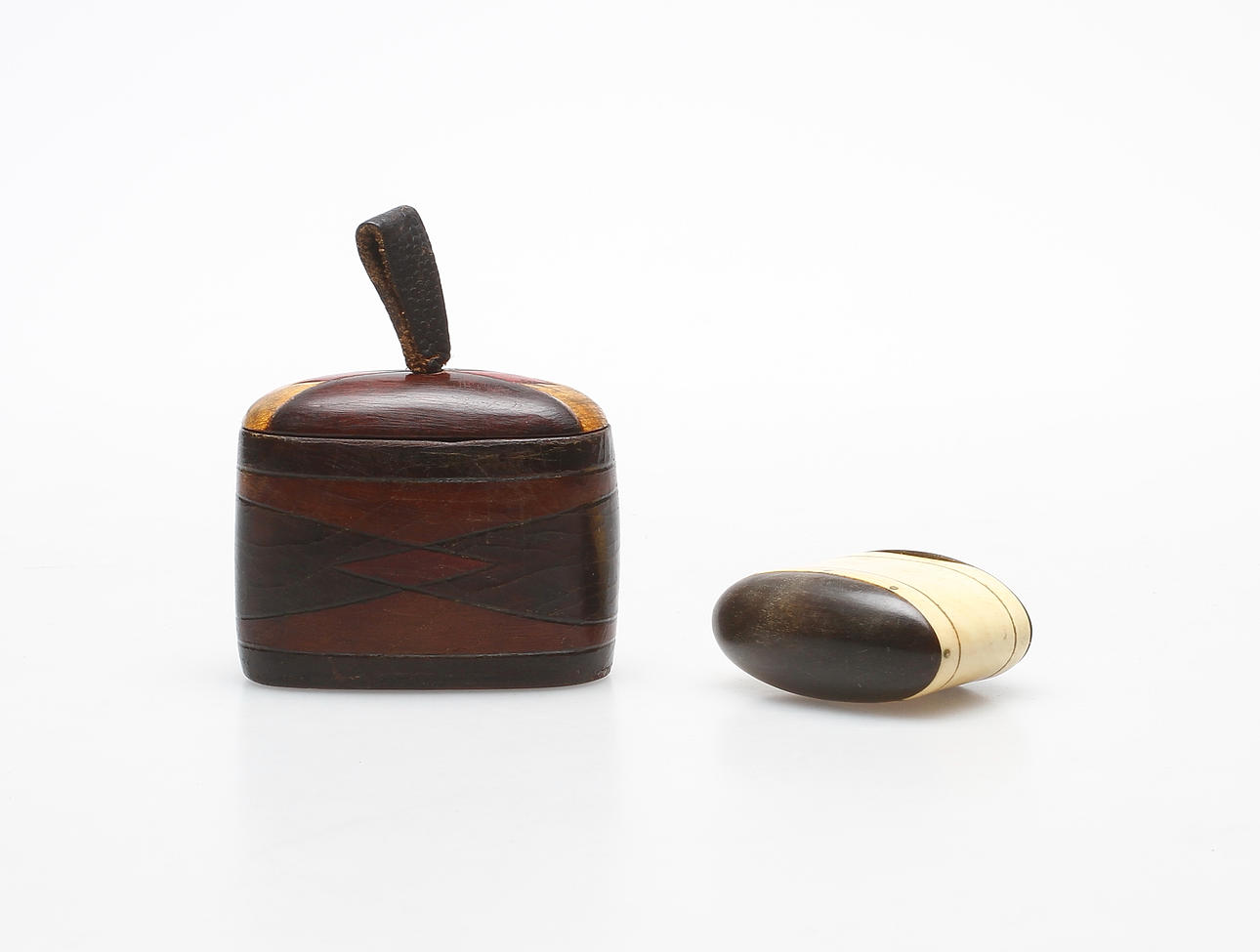 DOSOR, 2 st, trä och benarbete, signerad.