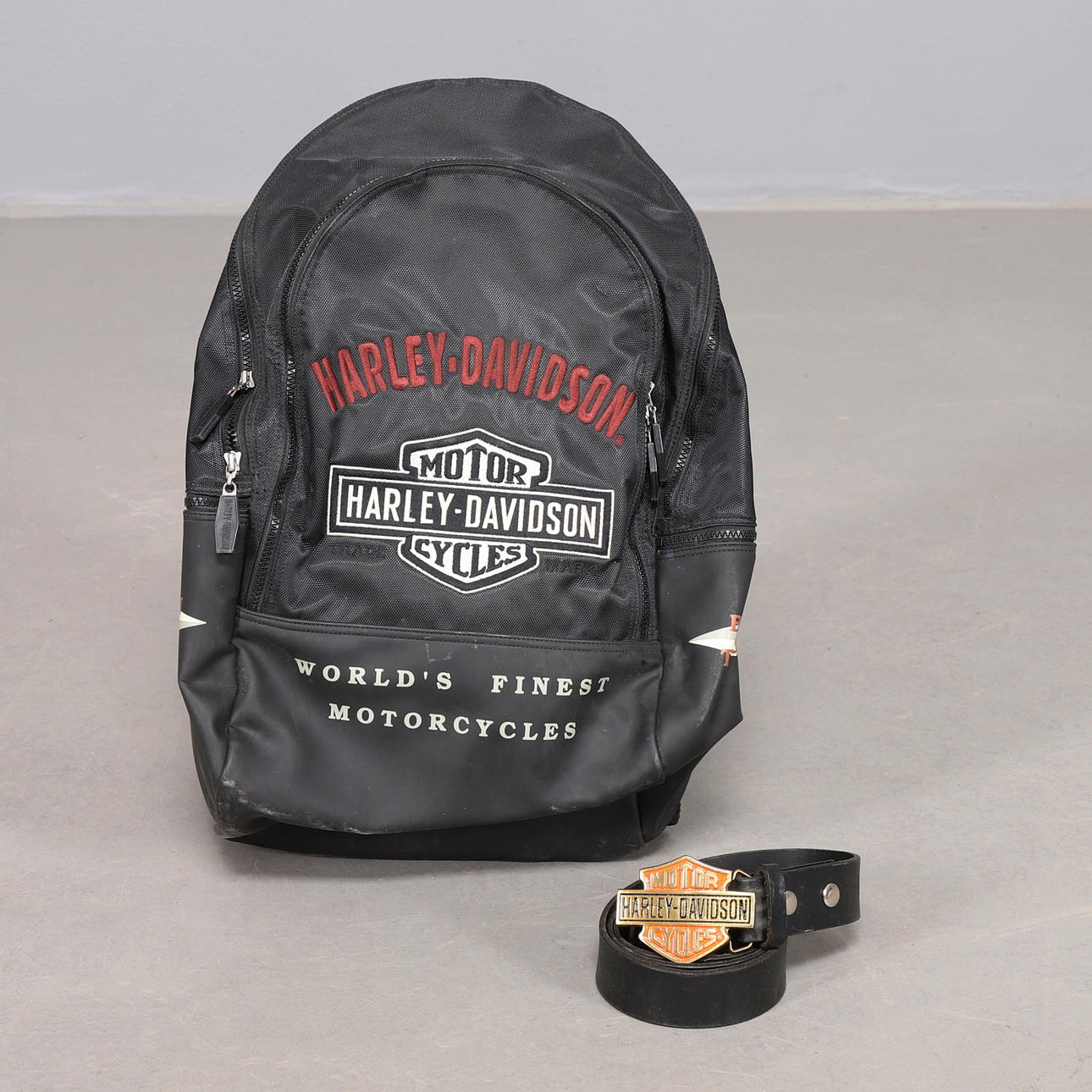 HARLEY DAVIDSON, Ledergürtel und Rucksack.