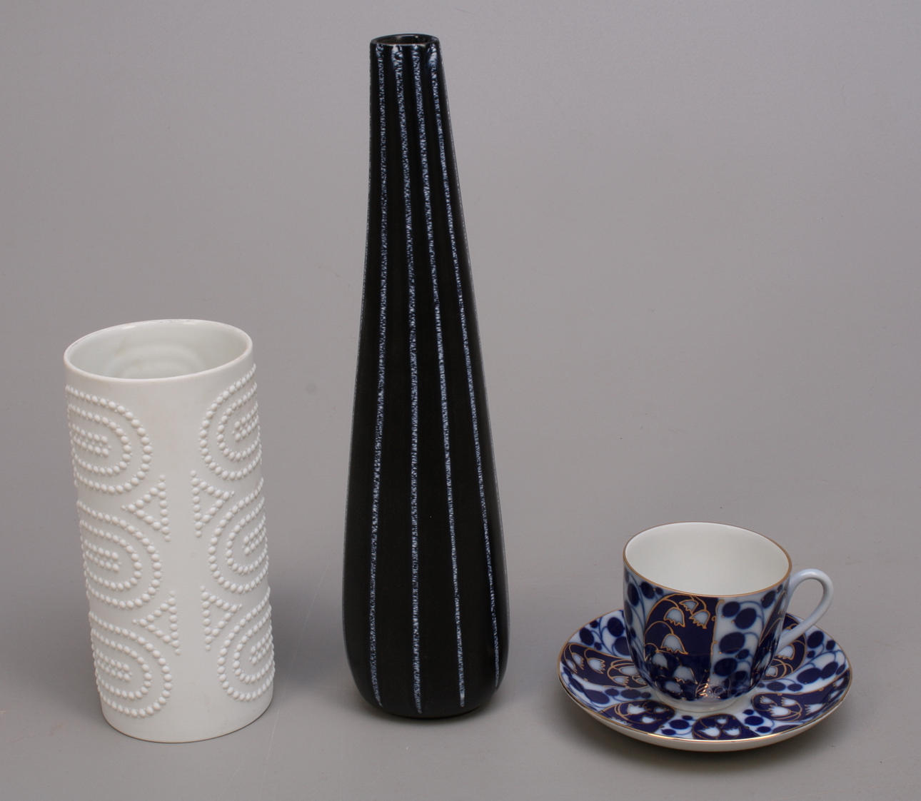 KERAMIK-/PORSLINSFÖREMÅL, 3 st: bl a vas - Upsala-Ekeby.