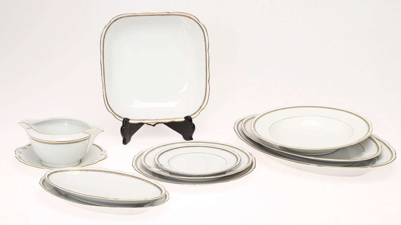 MATSERVISDELAR, ca 56 delar, porslin, 1900-tal.