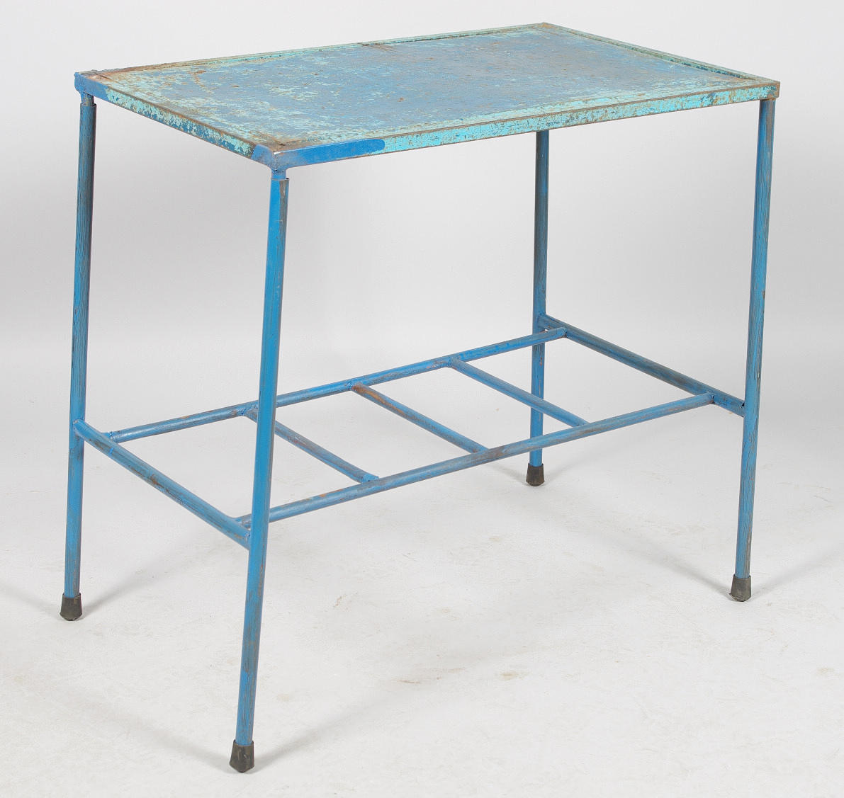 BLOMSTERBORD, målad metall, industridesign.