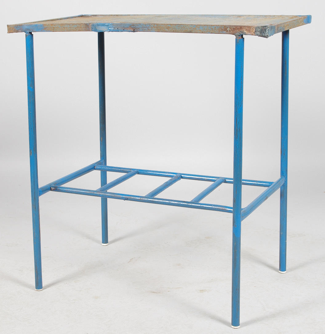 BLOMSTERBORD, målad metall, industridesign.