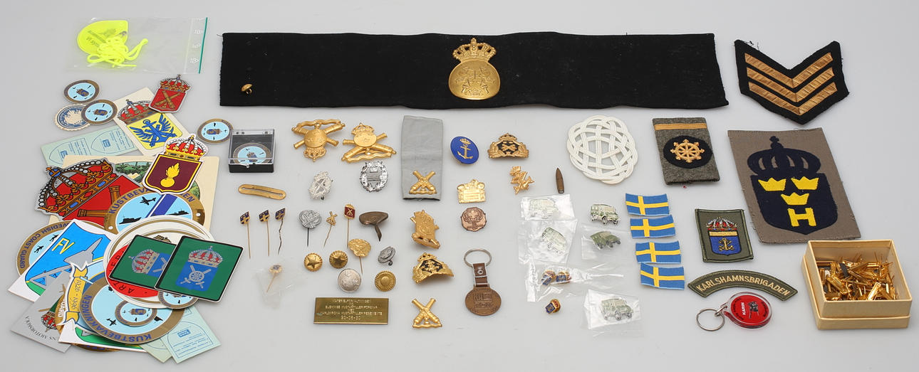 PARTI MILITARIA. Bl a polisarmbindel från flottan etc.
