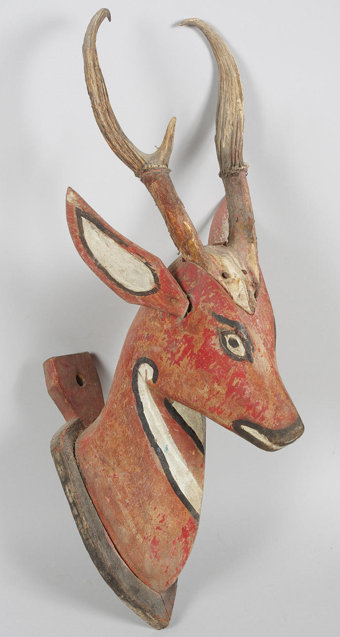JAKTTROFFÉ, skuret och målat trä med horn.