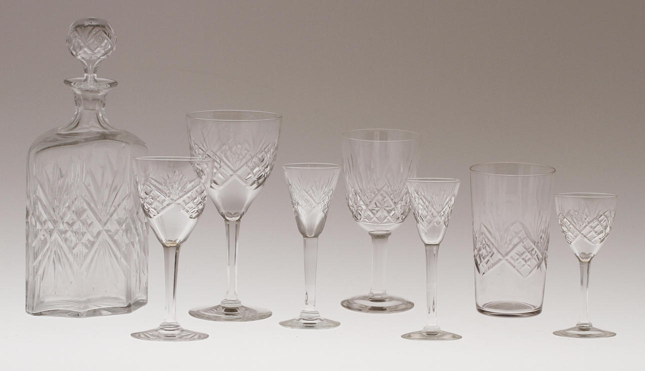 GLASSERVISDELAR, ca 44 delar, "Helga", 1900-tal.