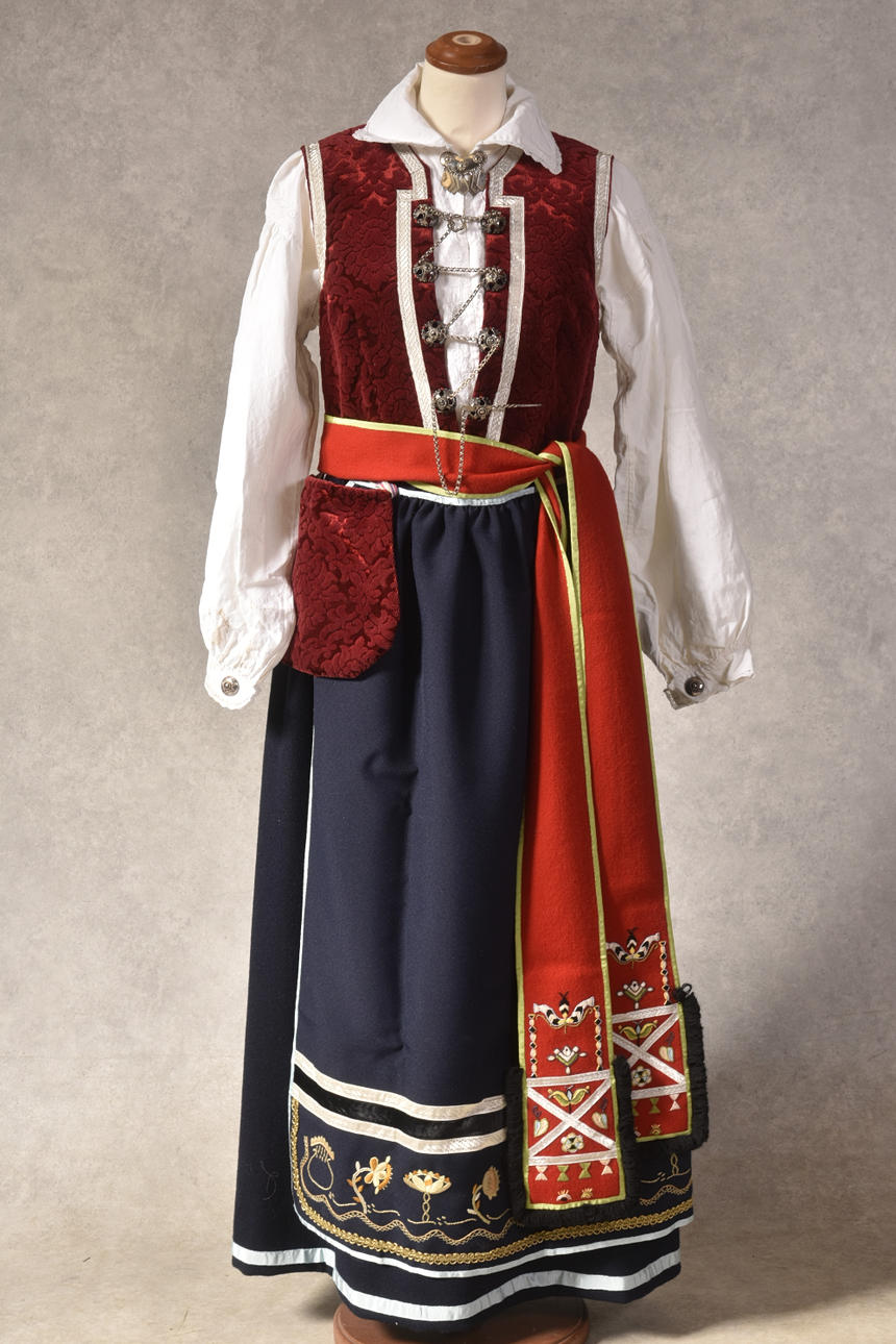 DISFRAZ DE DISTRITO CON TRAJE DE PLATA Östra Göinge.