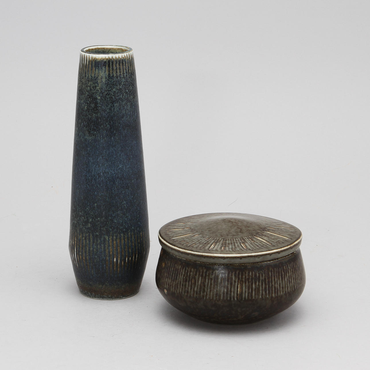 CARL HARRY STÅLHANE. Vas och lockask, stengods, Rörstrand och Ateljé Rörstrand.