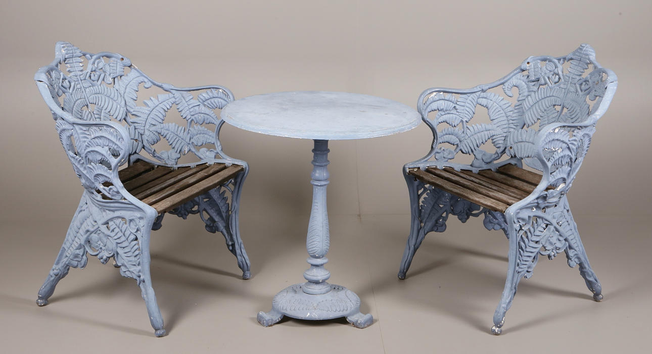 TRÄDGÅRDSMÖBLEMANG, 2 karmstolar, 1 pelarbord, gjutjärn, Riab Oskarshamn, 1900-talets första hälft.