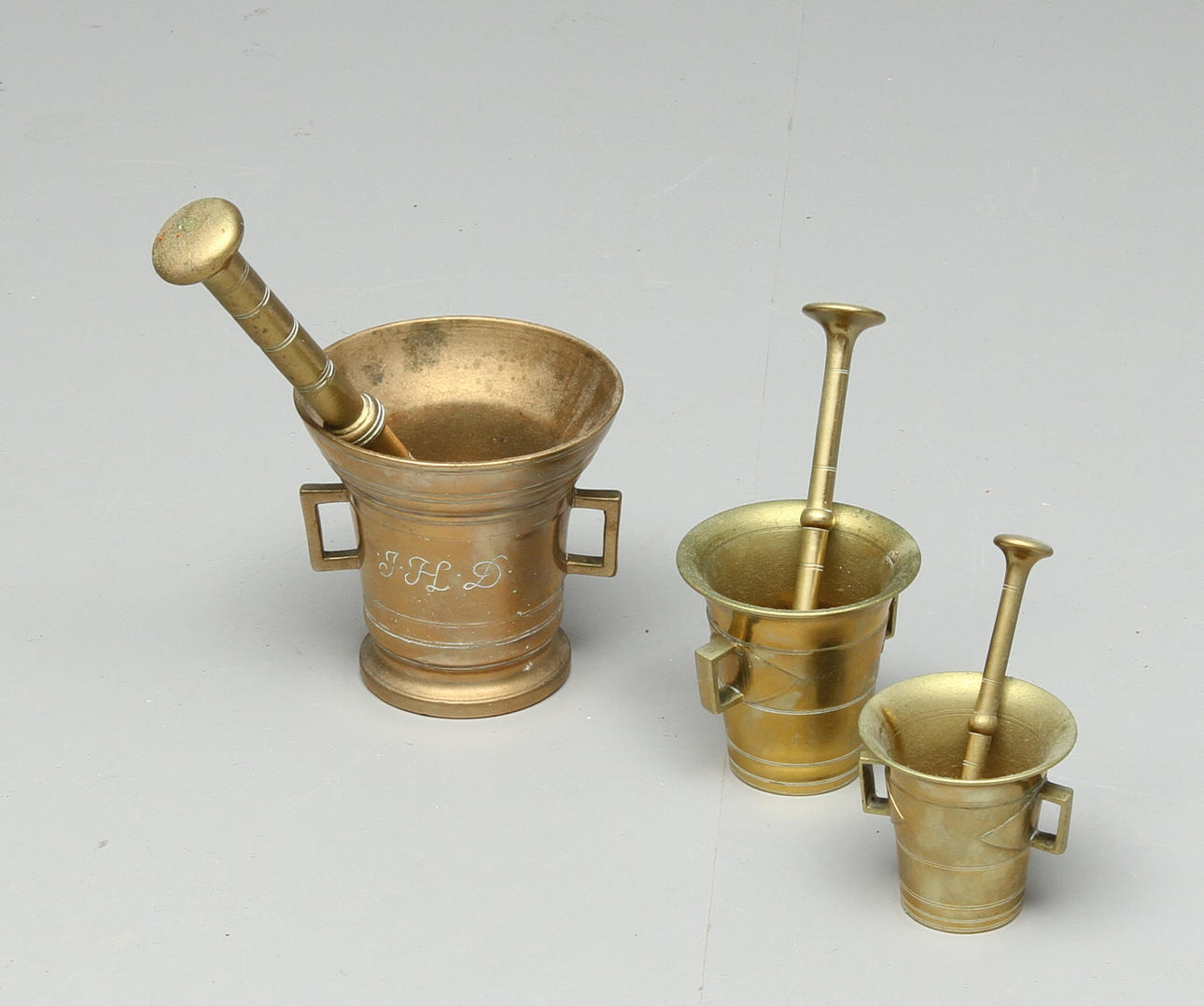 MORTLAR, 3 st, mässing, Skultuna Nr 5, Kjellberg Westerås Nr 7 samt större mortdel med monogram. 1800/1900-tal.