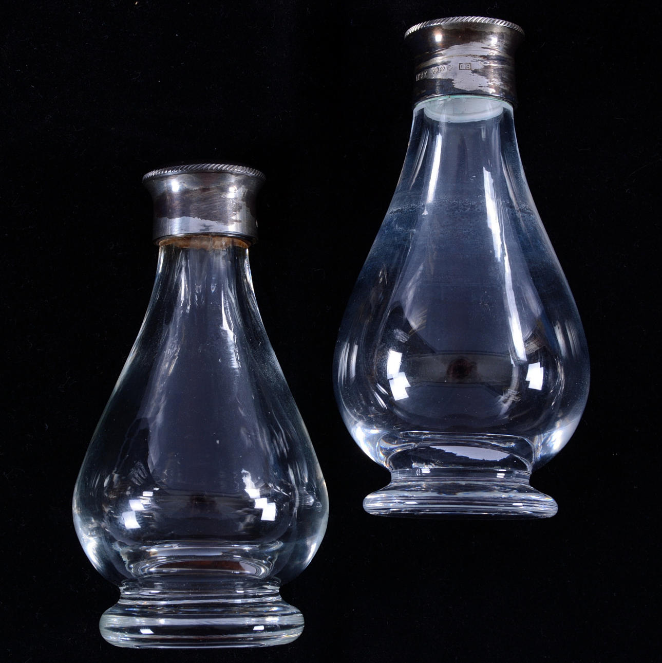FLASKOR, glas med silverpropp, 1900-tal.