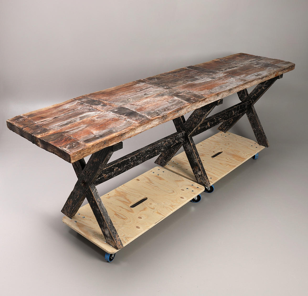 BORDSSKIVA med bockar, samtida.