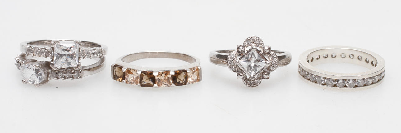 RINGE, 4 Stück, Silber mit Steinen.