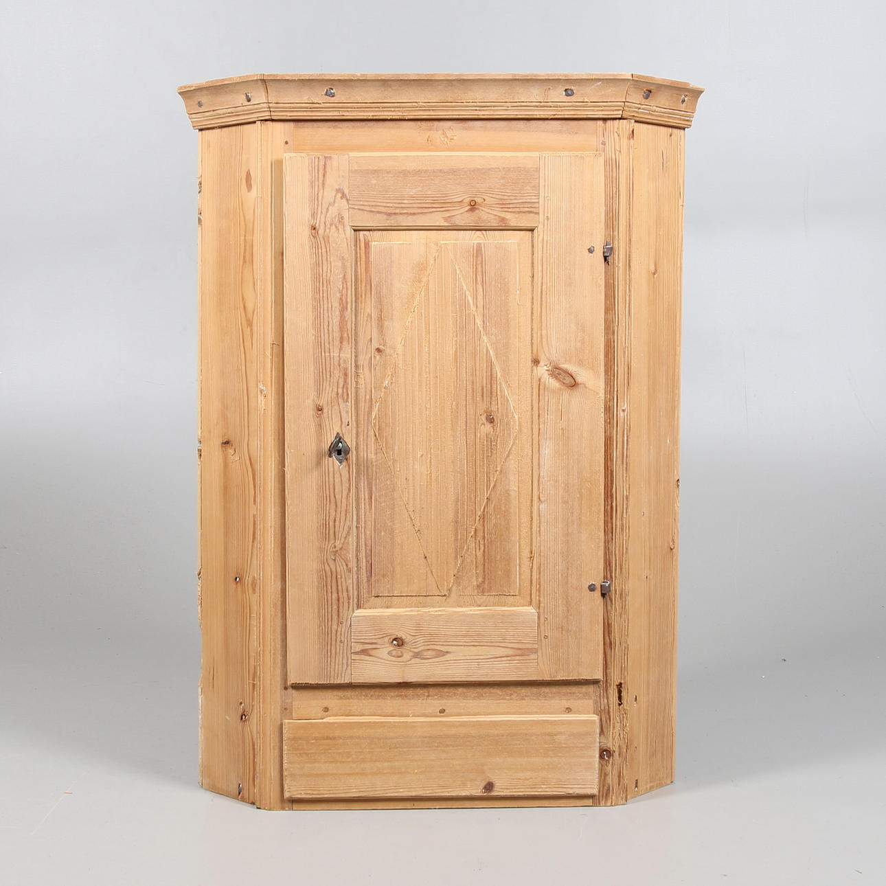HÖRNSKÅP, trä, allmoge. 17/1800-tal.