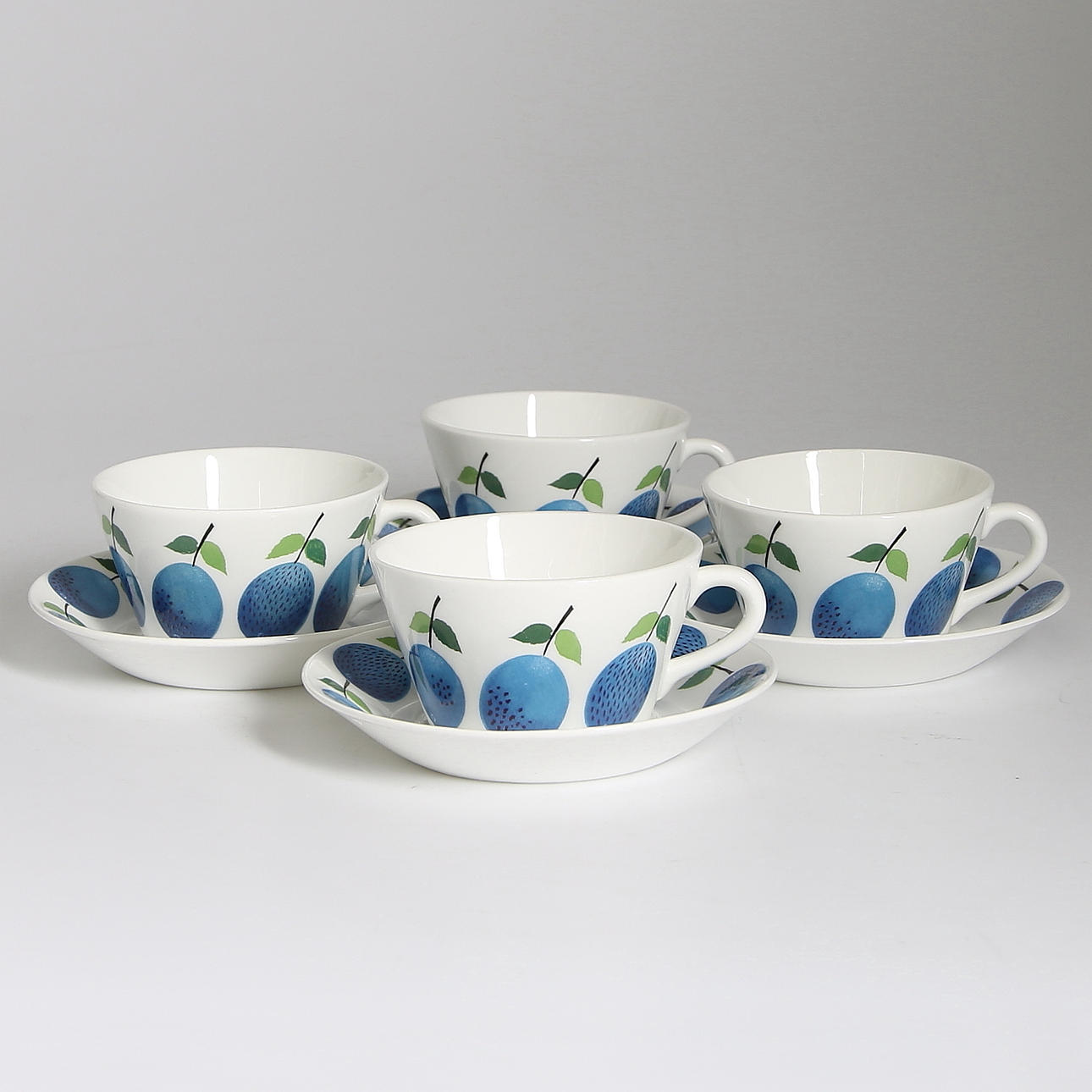 KAFFEKOPPAR med FAT, 4 delar, porslin, "Prunus", Stig Lindberg, Gustavsberg.