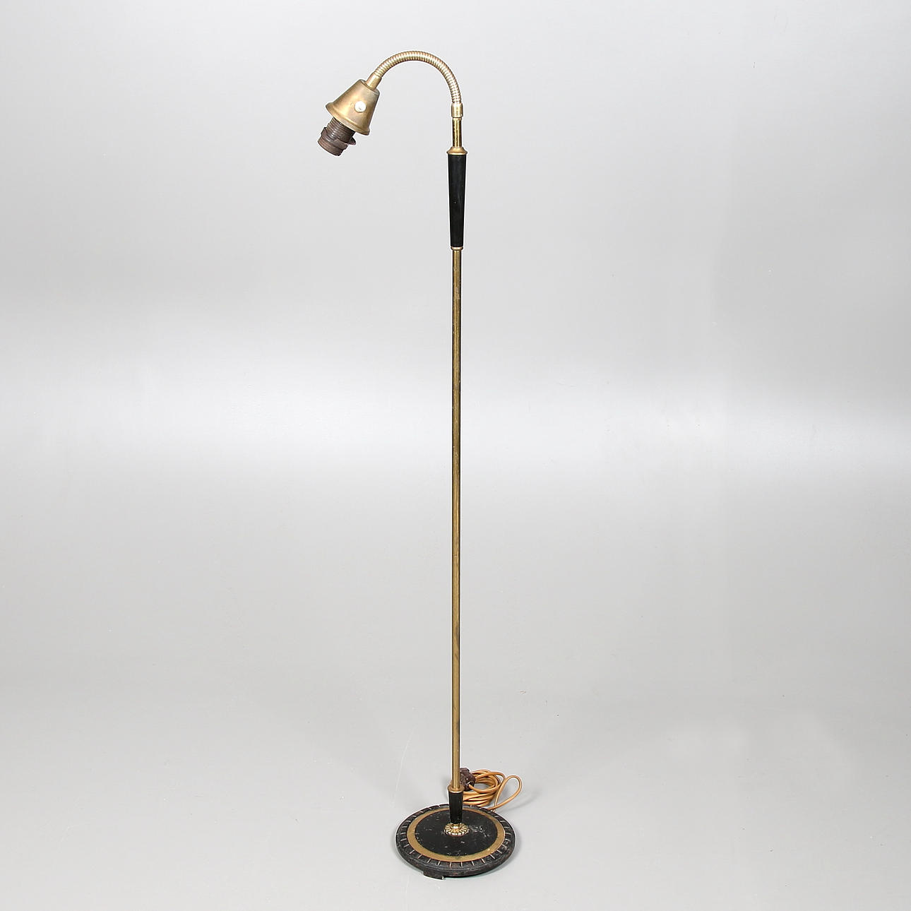 GOLVLAMPA, mässing och järn, 1940/50-tal.