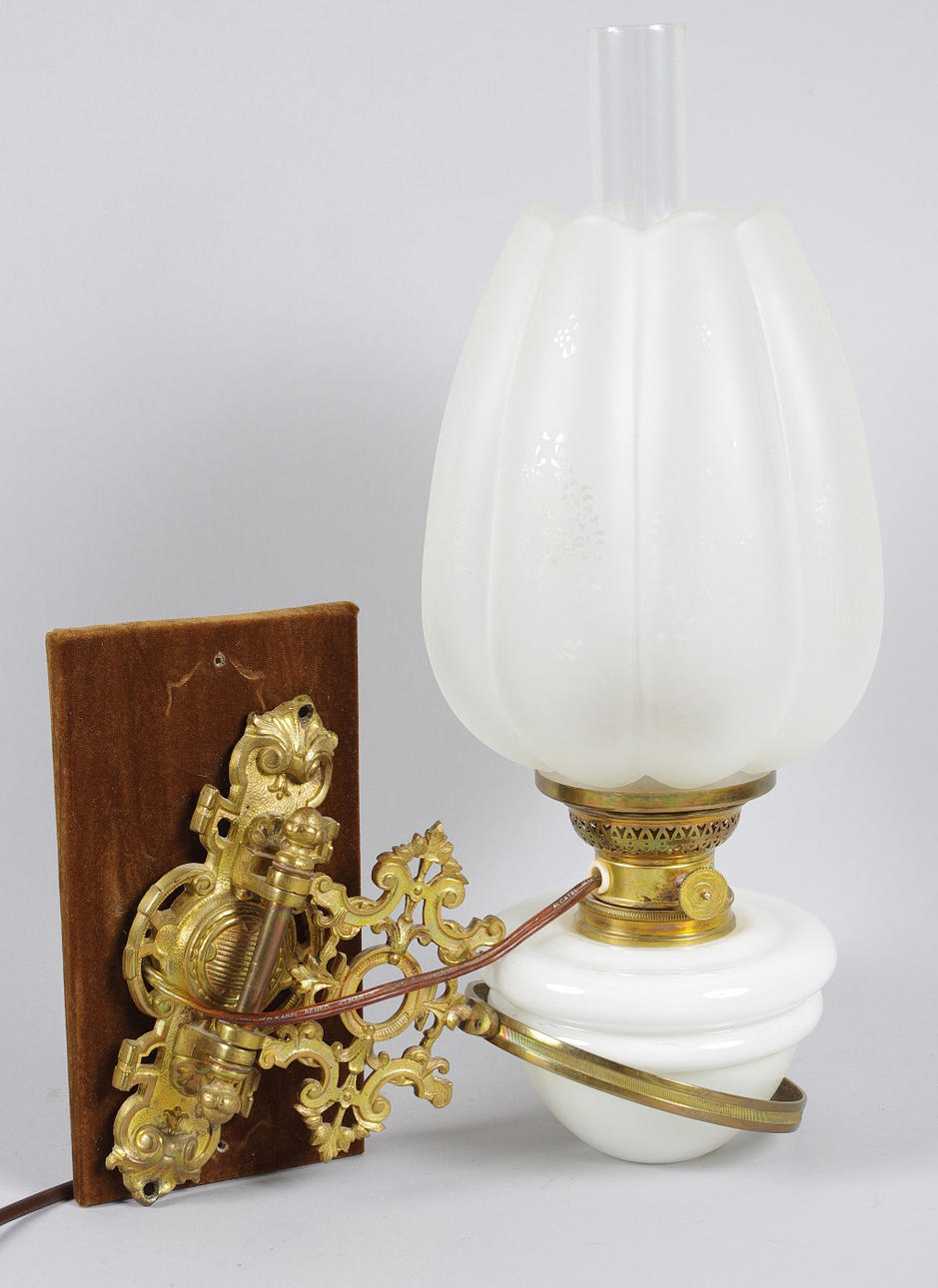 VÄGGFOTOGENLAMPA, glas/mässing, 18/1900-tal.