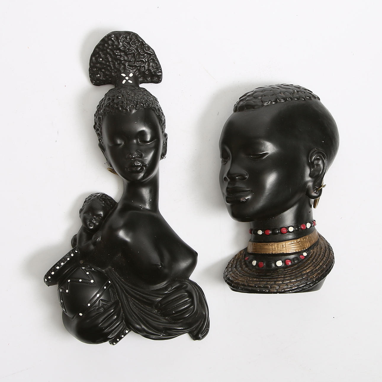 VÄGGRELIEFER/AFROFIGURER, gips, 2 st, troligen Italien. 1950/60-tal.