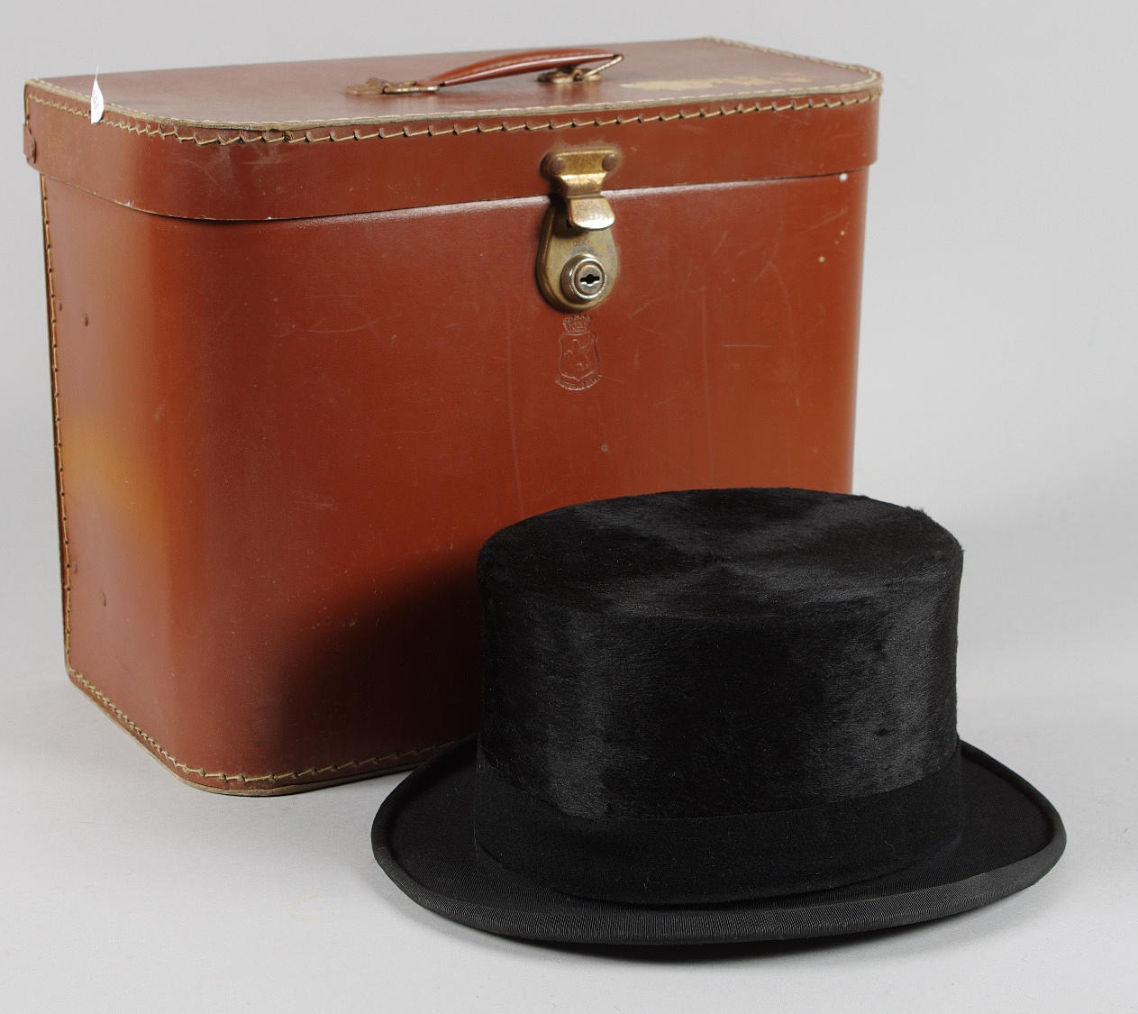 HÖG HATT I HATTASK, London.