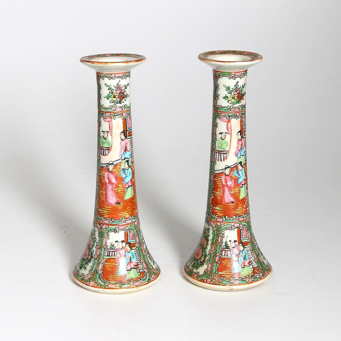 LJUSSTAKAR, 1 par, porslin, Qing, Famille Rose, Kina. 1800-talets mitt.