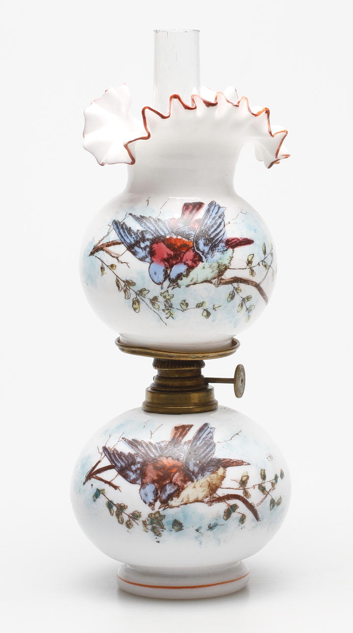 BORDSFOTOGENLAMPA med KUPA, opalinglas, sekelskiftet 1900-tal.