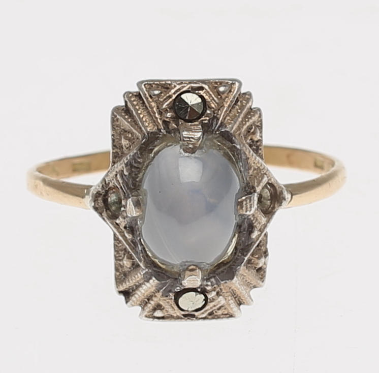 DAMRING i 18K gulguld besatt med stjärnsafir och markasiter i Art-Deco stil.