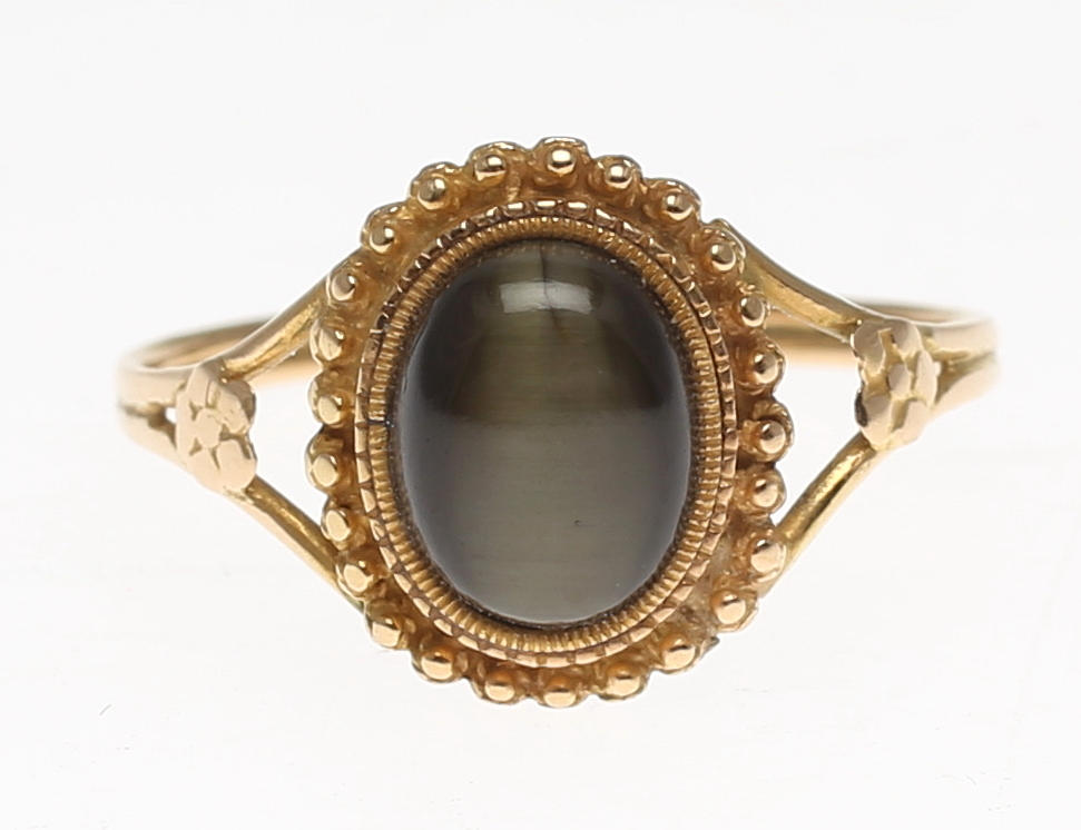 DAMRING i 18K gulguld besatt med kattöga, (antik).